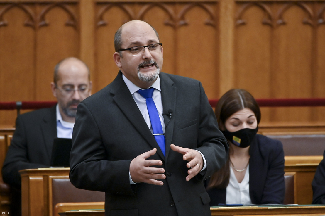 Csárdi Antal, az LMP képviselője napirend előtt felszólal az Országgyűlés plenáris ülésén 2021. november 8-án