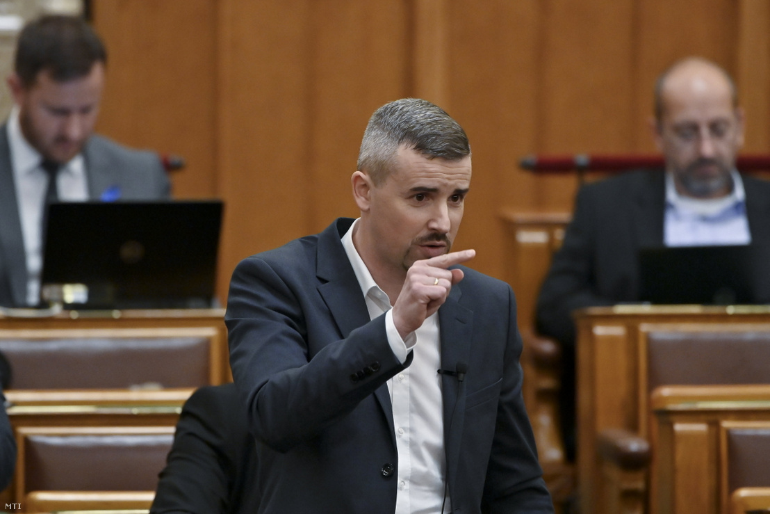 Jakab Péter, a Jobbik frakcióvezetője napirend előtt felszólal az Országgyűlés plenáris ülésén 2021. november 8-án