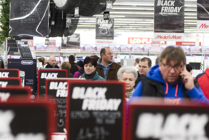 Vásárlók a fekete péntek (Black Friday) napján az egyik elektronikai áruházban Nyíregyházán 2016. november 25-én