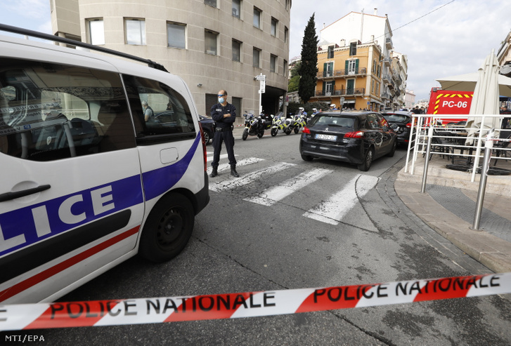 Rendőrök biztosítják egy késes támadás helyszínét Cannes-ban 2021. november 8-án