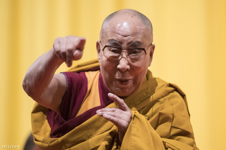 A 14. dalai láma (Tendzin Gyaco), a tibeti buddhisták indiai emigrációban élő vallási vezetője előadást tart Zürichben 2016. október 14-én.