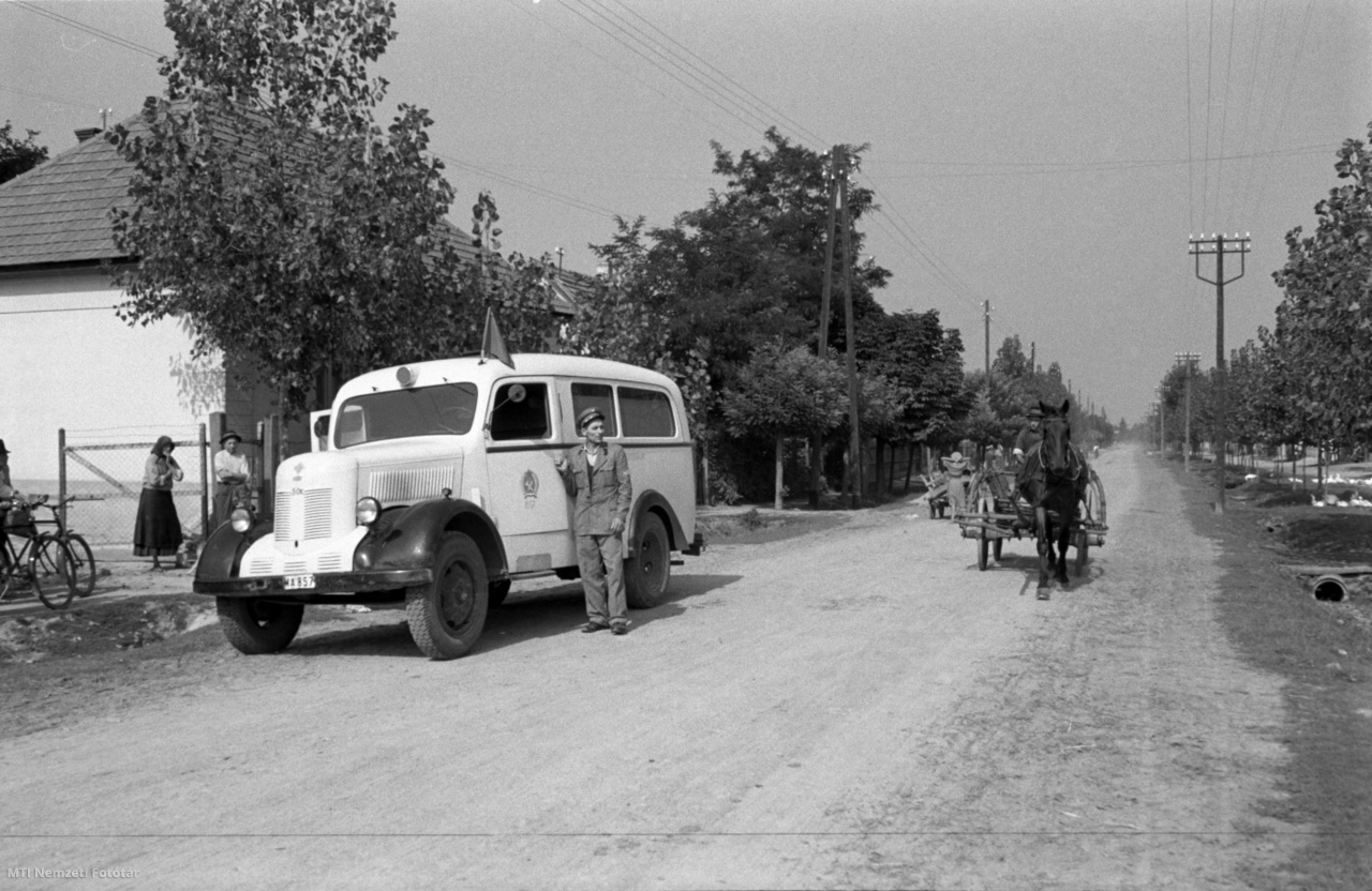 Budapest, 1955. szeptember 3.  Pesterzsébeti mentősök egy ház előtt várakoznak