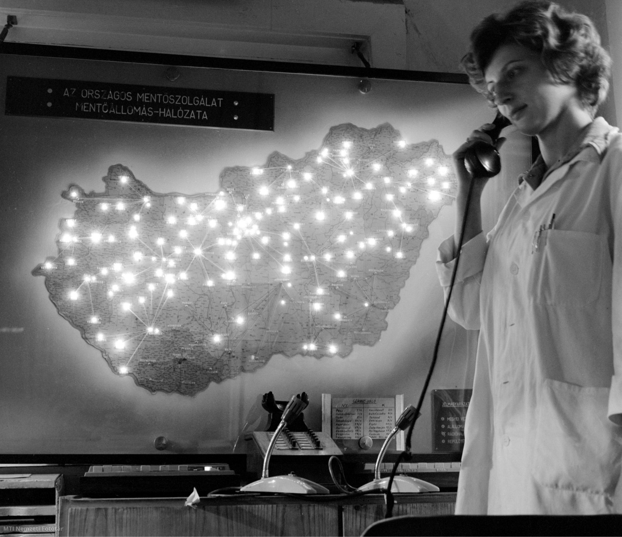 Budapest, 1976. szeptember 24. Az Országos Mentőszolgálat diszpécserközpontjának egyik munkatársnője hívást fogad éjszakai ügyeletben