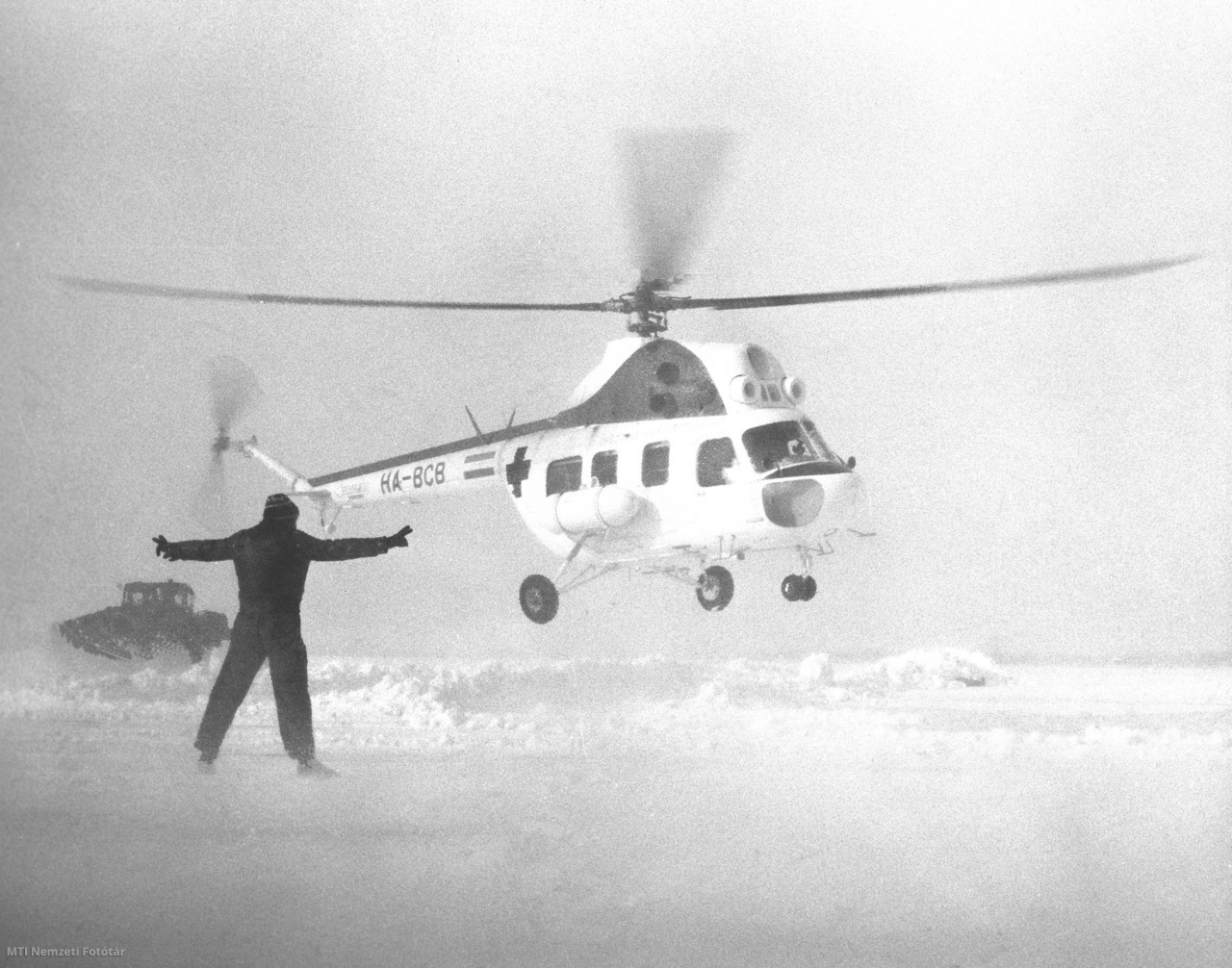 Békéscsaba, 1984. február 13. Az Országos Mentőszolgálat helikoptere elszállítja a súlyos betegeket Békéscsabáról a rendkívüli időjárás miatt: ugyanis a zord idő, a hófúvások miatt továbbra is nehéz közúton és vasúton közlekedni az Alföld déli részén