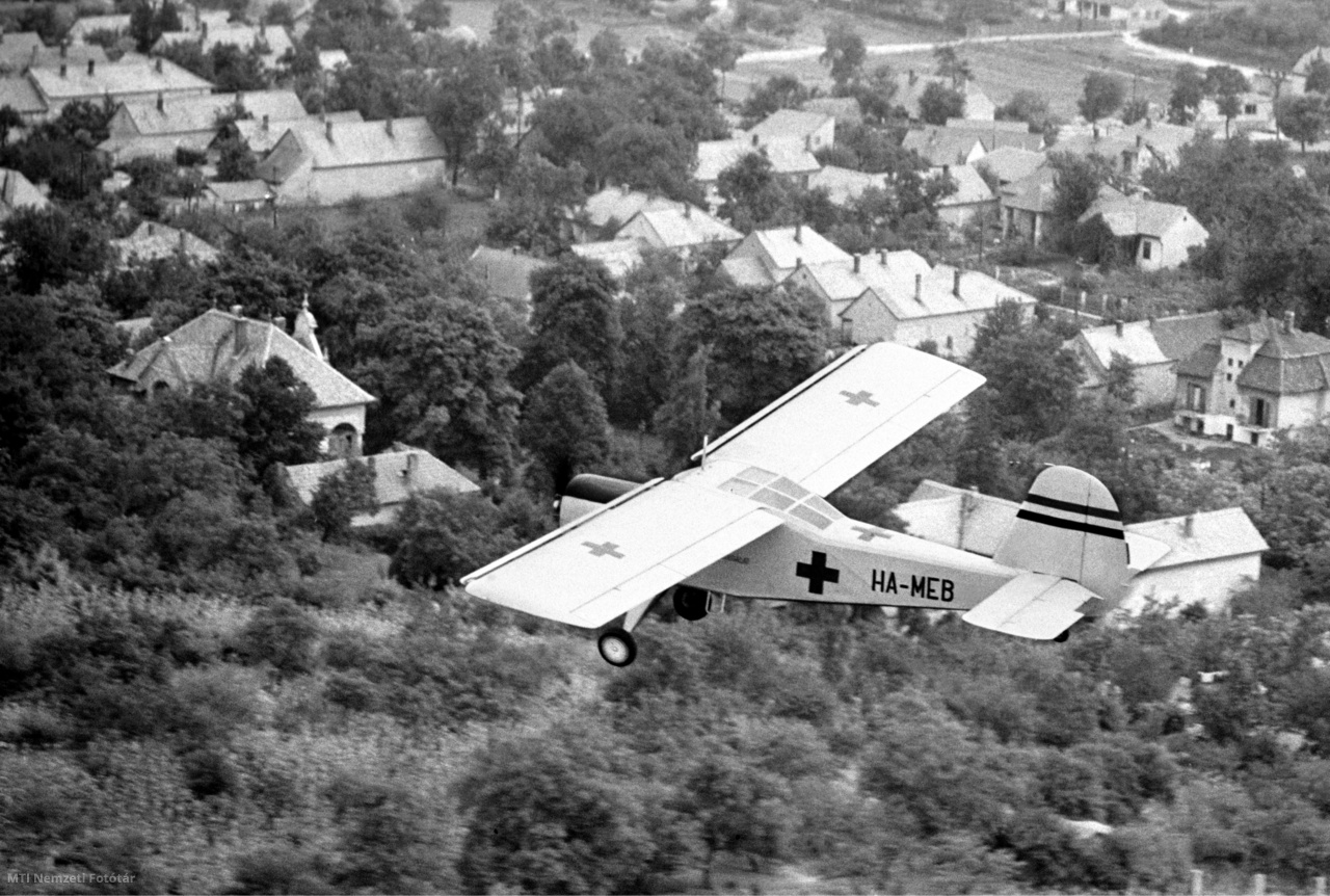 Budaörs, 1957. augusztus 10. Az Országos Mentőszolgálat betegszállító repülőgépe – fedélzetén a Hajós községben égési sebeket szenvedett 14 hónapos Beck Ágnessel – landolni készül a Budaörsi repülőtéren. Június végétől 3 repülőgép áll szolgálatban az OMSz-nél, amelyeken eddig 150 beteget szállítottak. A közeljövőben repülőgépekkel is bővül a szolgálat
