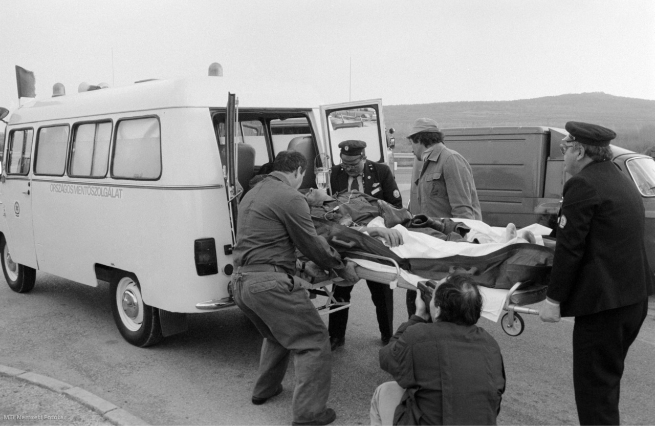 Balatonfűzfő, 1990. november 8. Mentőautóba teszik egy feltételezett baleset sérültjét. Tűzoltók, mentősök és polgárvédelmi szakemberek egy vegyipari katasztrófát szimuláló katasztrófavédelmi gyakorlaton vettek részt a Nitrokémiai Ipartelepeken