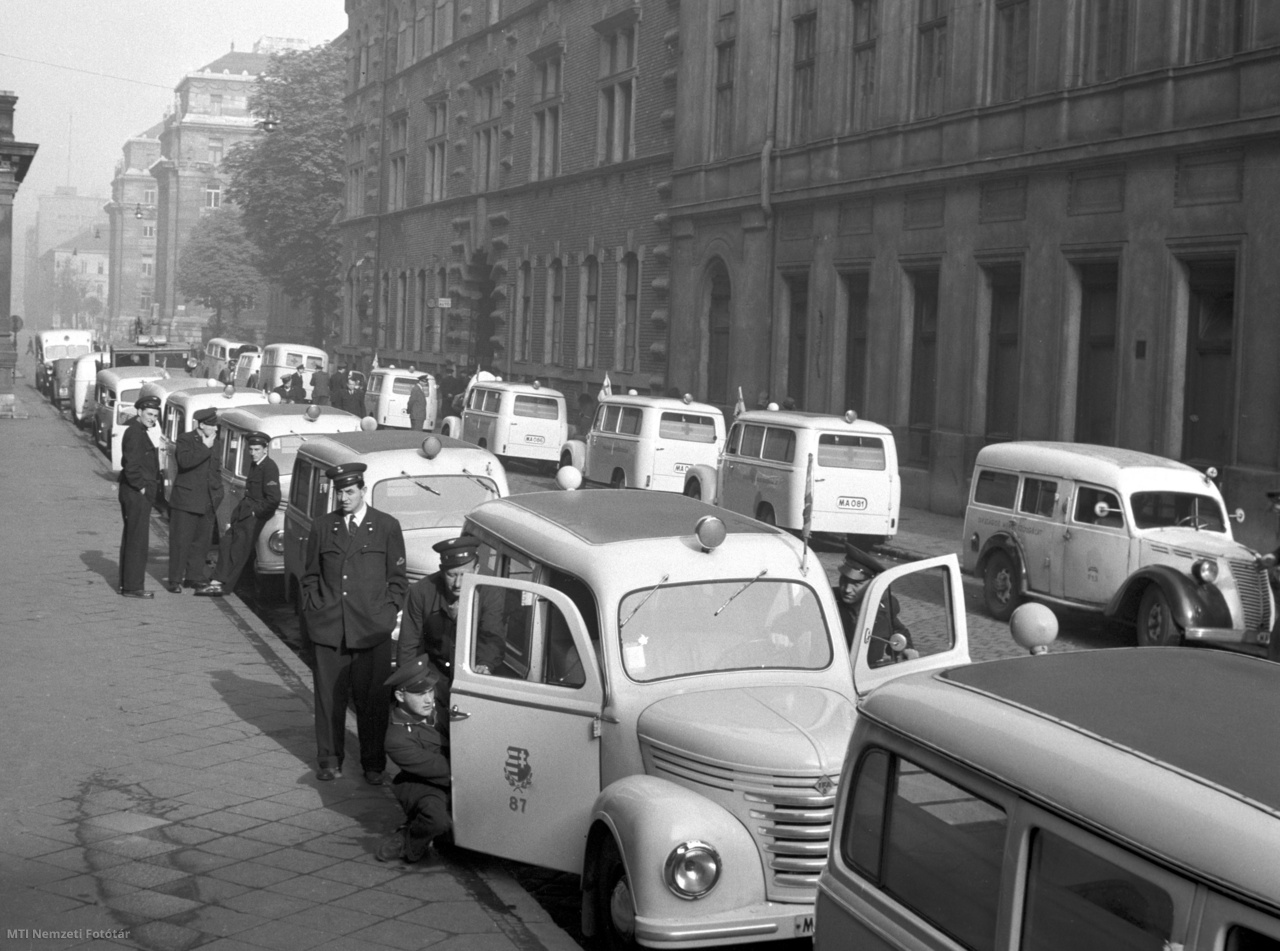 Budapest, 1957. április 27. Az Országos Mentőszolgálat dolgozói és IFA gépkocsijaik reggeli váltás után a Markó utcai székház előtt