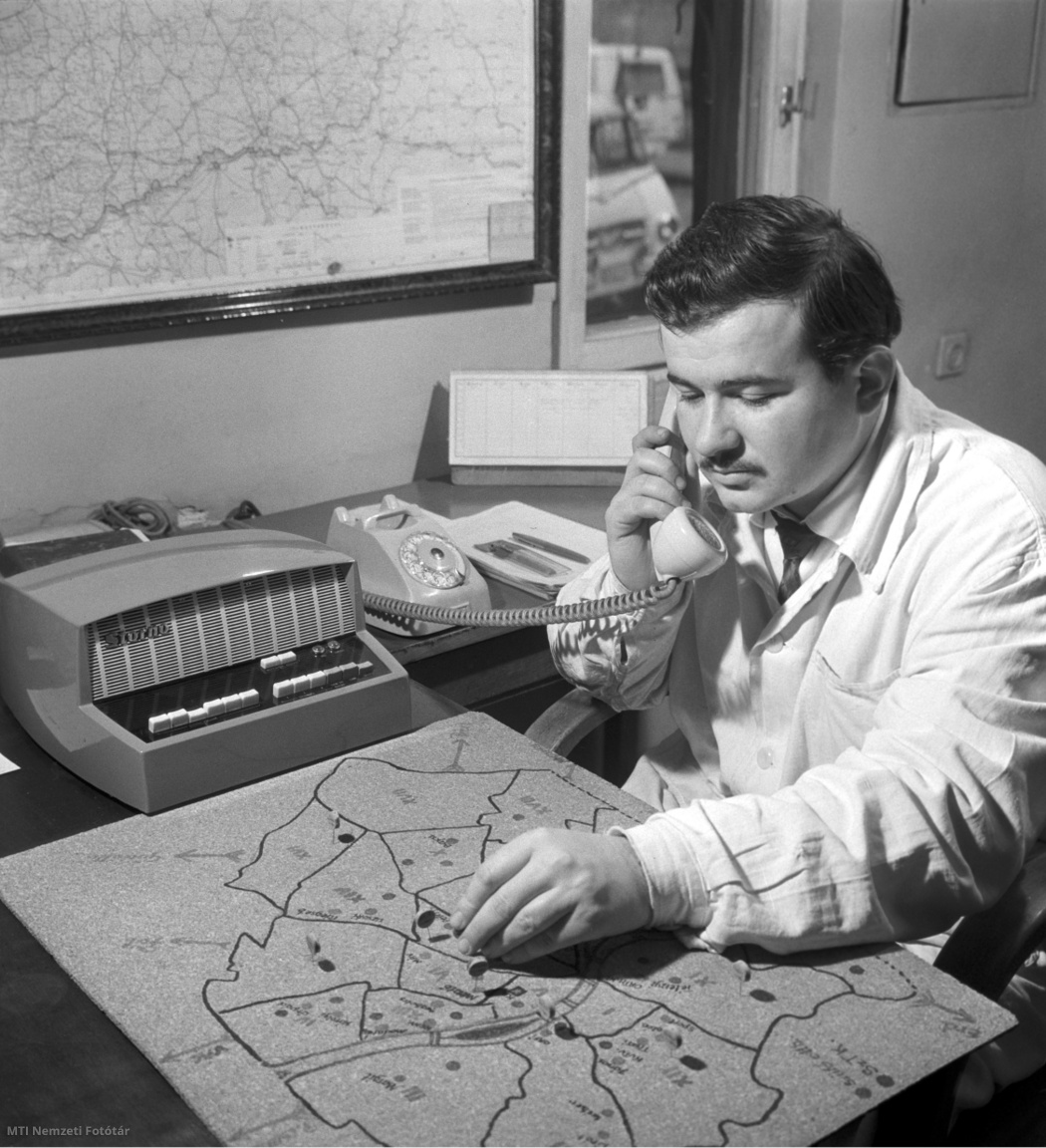 Budapest, 1963. január 11. A telefonos irányító rádiótelefonon irányítja a központból a térképen jelölt, a balesethez legközelebb tartózkodó mentőautót a helyszínre