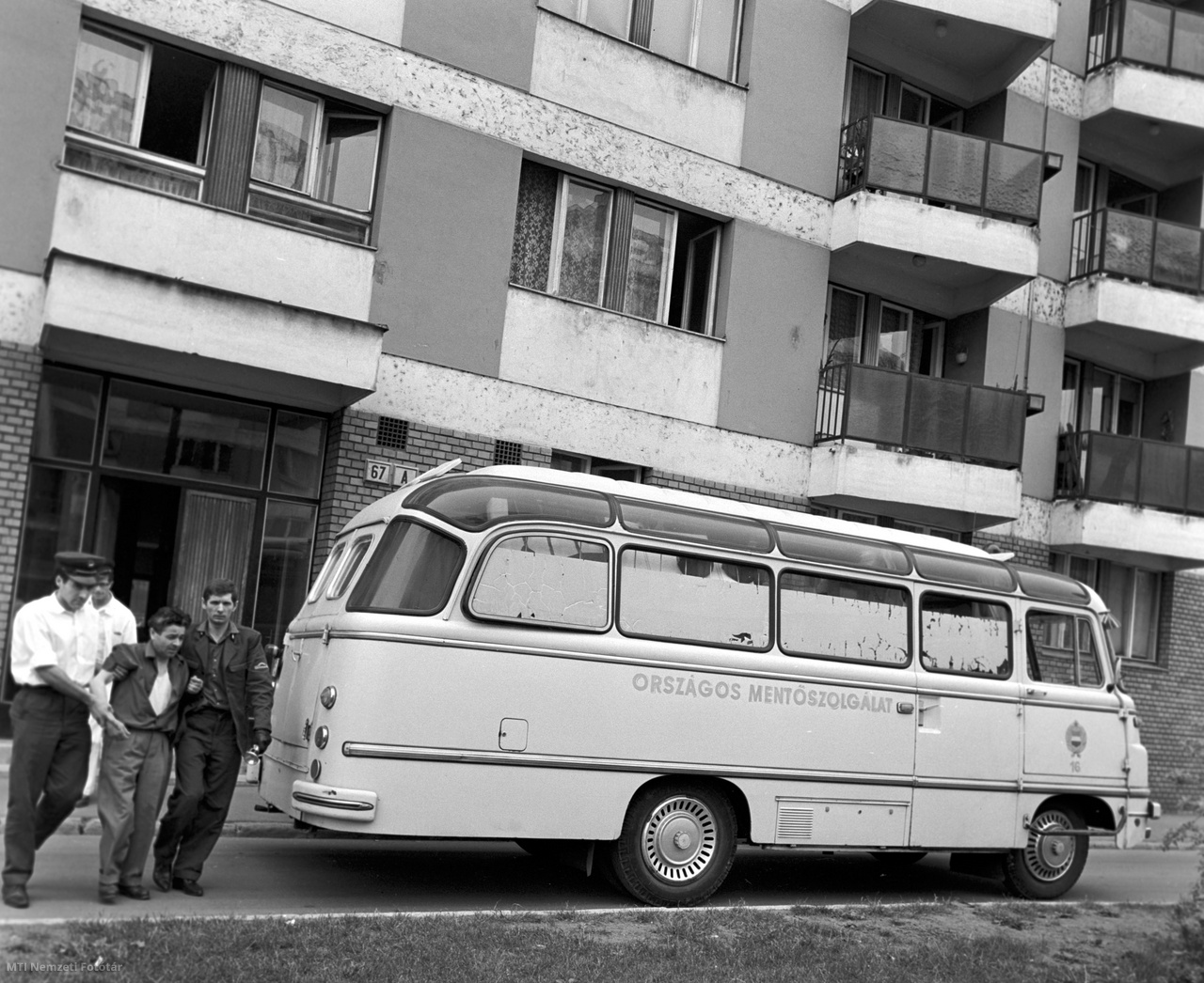 Budapest, 1968. május 9. A mentősök beteget kísérnek a rohamkocsihoz. Húsz évvel ezelőtt, 1948-ban a Budapesti Önkéntes Mentőegyesület és a Vármegyék és Városok Országos Mentőegyesülete összevonásával megalakult az Országos Mentőszolgálat