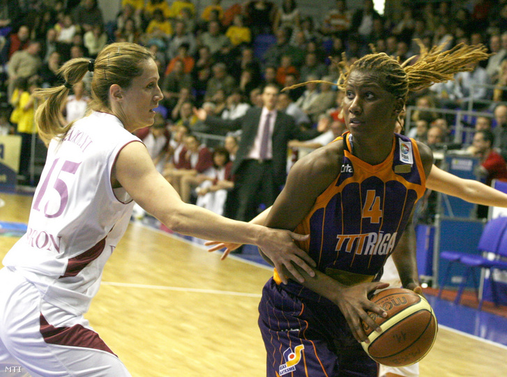 A soproni Károlyi Andrea és Iciss Tillis a női kosárlabda-Euroliga 9. fordulójában az MKB–Euroleasing Sopron és a lett Riga mérkőzésén 2008. január 16-án