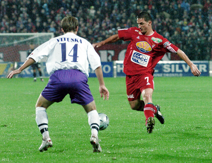 Vituska István (UTE) és Dombi Tibor (DVSC) küzdelme a labdáért, amikor a labdarúgó Borsodi Liga 5. fordulójában a DVSC-AVE Ásványvíz fogadta az Újpest FC csapatát