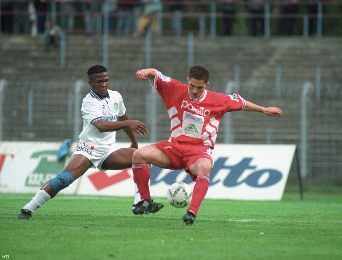 Jessy és Dombi Tibor harca a labdáért a Vasas–Debrecen NB I-es labdarúgó-mérkőzésen a Fáy utcában 1995. május 10-én