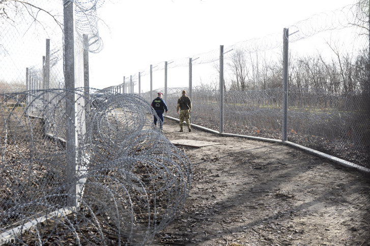 Rendőr és katona járőrözik a röszkei közúti határátkelőhely szomszédságában épült kerítésnél 2020. január 29-én