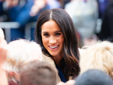 Eszméletlenül dögös ruhában állt vörös szőnyegre Meghan Markle