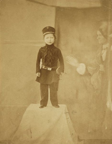 Roger Fenton képe Arthur hercegről, 1854-ből. A rövid időre behajoló nő alakja csak halványan látszódik.