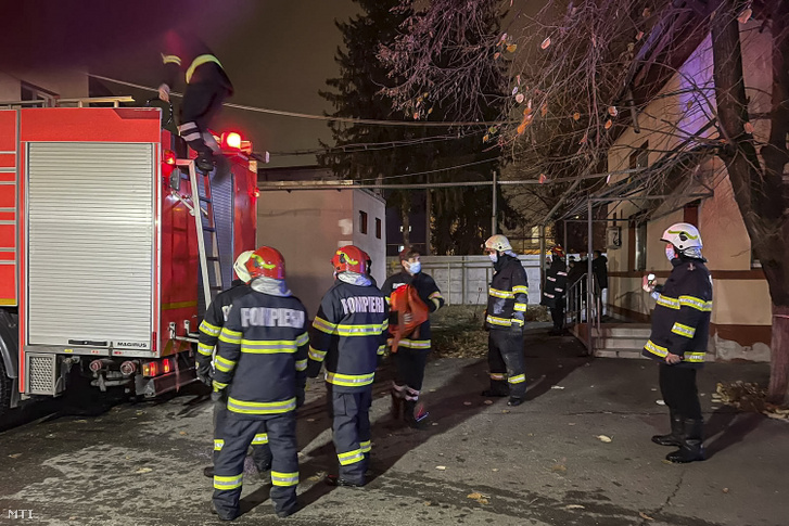 A romániai katasztrófavédelmi felügyelőség által kiadott képen tűzoltók dolgoznak, miután hajnali negyed ötkor tűz ütött ki a dél-romániai Ploiești járványkórházában 2021. november 11-én