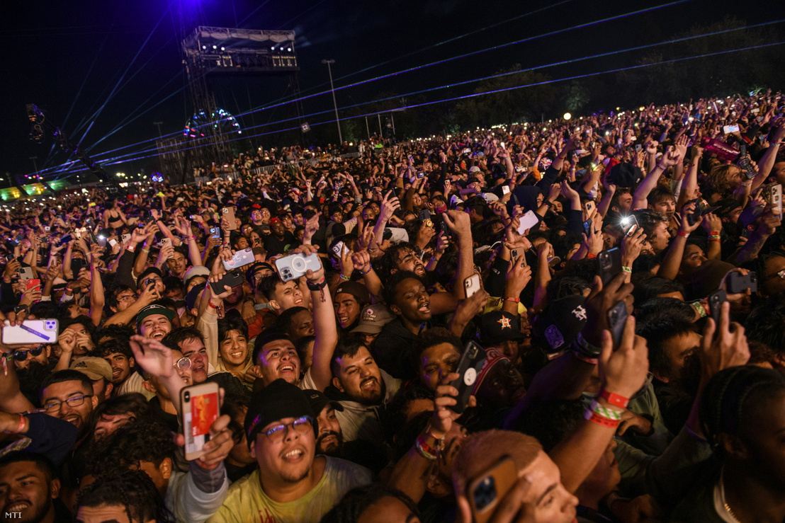 Fiatalok hallgatják Travis Scott amerikai rapper koncertjét a Texas állambeli Houstonban rendezett Astroworld nevű zenei fesztiválon 2021. november 5-én