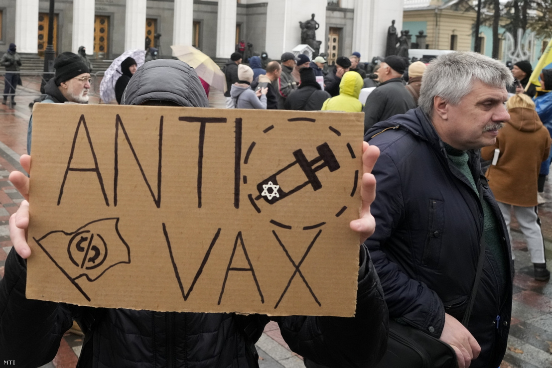 A kötelező oltás ellen tüntetők Kijevben 2021. november 3-án