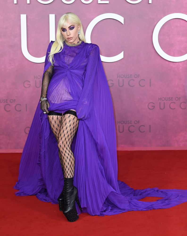 Senki nem képes úgy sajtókörútra kísérni egy filmet ahogyan Stefani Germanotta, azaz Lady Gaga! Az Oscar-díjas énekes-színésznő lélegzetelállítóan festett azokban a szettekben, amelyekben A Gucci-ház című filmet népszerűsítő sajtókörút államásain jelent meg, az egész világ erről beszél most