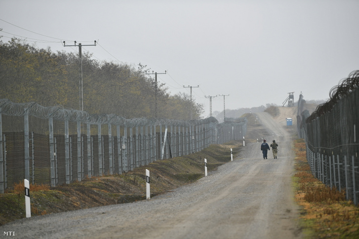 Az ideiglenes biztonsági határzár Hercegszántó közelében 2021. november 12-én.