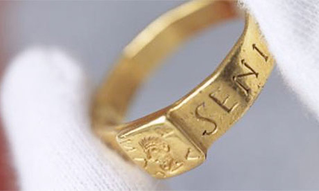 The-ring-that-may-have-in-008