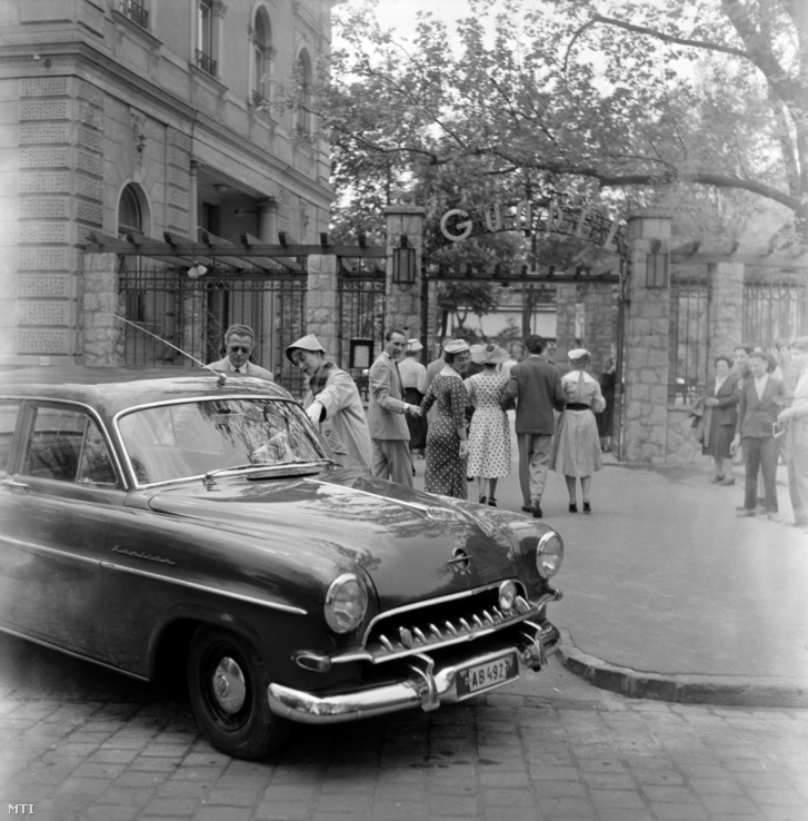 Érkeznek a vendégek a városligeti Gundel étterembe 1956. május 16-án.