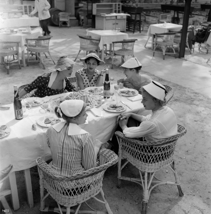 Ebédelő kisasszonyok a Gundel Étteremben 1956. május 17-én.