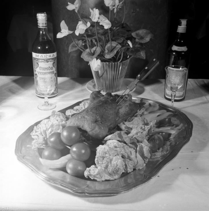 Sült kacsás tál és wermouthos üvegek a Gundel étterem asztalán 1957 decemberében.