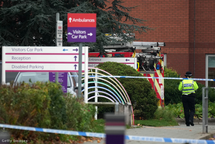 Egy rendőr a robbantás helyszínén Liverpool egyik kórházánál 2021. november 15-én