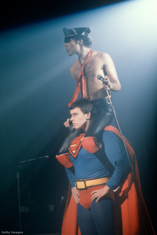 Freddie Superman vállán lovagol egy 1979-es koncerten