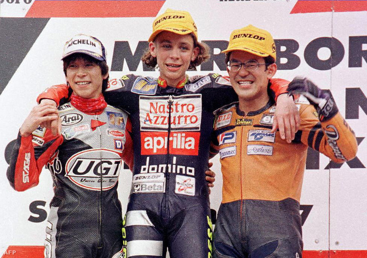 Valentino Rossi (k), Kazuto Sakatával (b) és Noboru Uedával (j) a 125 köbcentis gyorsaságimotoros-világbajnokságon 1996. április 13-án