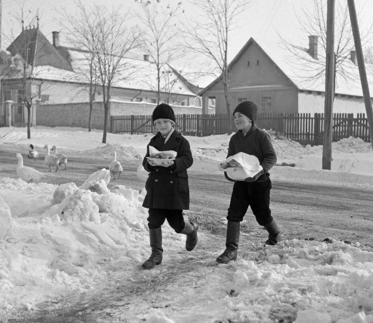 Nagytarcsa, 1966. január 28. Kóstolót visznek a gyerekek a tsz-dolgozóknak a nagytarcsai Rákóczi Termelőszövetkezet (Tsz) téli disznóvágása után.