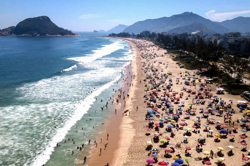 Strandolók Rio de Janeiro strandján karácsonykor