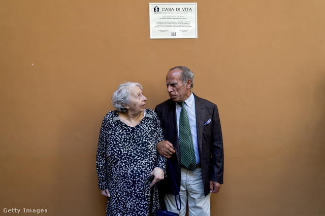 Két túlélő, Luciana Tedesco és Gabriele Sonnino az életmentő kórház előtt– Corbis / Getty Images Hungary