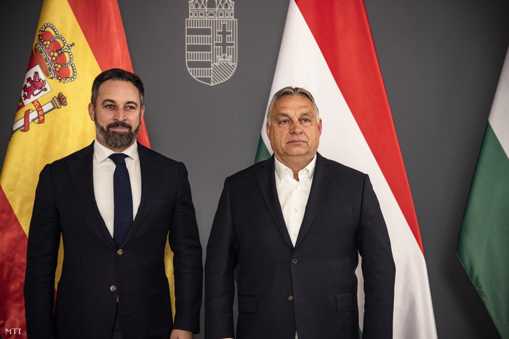 Orbán Viktor miniszterelnök, a Fidesz elnöke (j) fogadja Santiago Abascalt, a legnagyobb spanyol konzervatív párt, a Vox elnökét a Karmelita kolostorban 2021. november 17-én