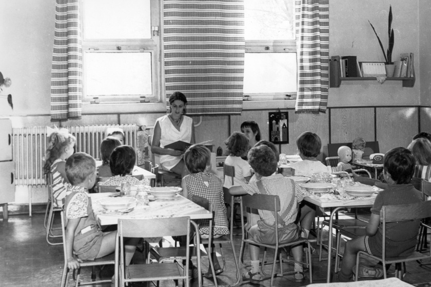 A gyerkőcök - ahogy a maiak is - kis asztalok köré szerveződtek, úgy fogyasztották el az ételt. Az óvó néni az étkezések előtt mesét olvasott nekik.