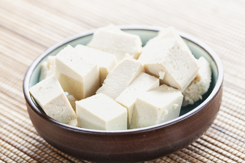 A szójából készülő termékek a legmagasabb fehérjetartalmú növényi ételek közé tartoznak. 100 gramm tofu például 8 gramm fehérjét tartalmaz, ráadásul teljes értékű fehérjeforrásnak számít, mert mind a kilenc esszenciális, azaz táplálkozás során bejuttatandó aminosav megtalálható benne, B-vitaminban gazdag. Salátákba, zöldségköretek mellé kiváló választás.
