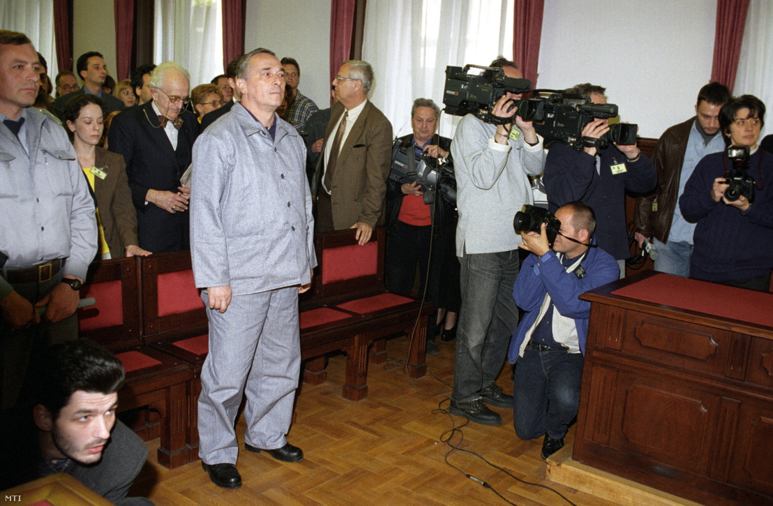 Kunos Péter, az Agrobank egykori vezérigazgatója hallgatja a jogerős ítéletet fenntartó határozat kihirdetését a felülvizsgálati eljárás végén a Legfelsőbb Bíróság tárgyalótermében 1999. április 19-én