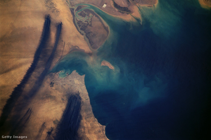 Égő olajkutak füstje a kuvaiti sivatagban 1991. áprilisban.