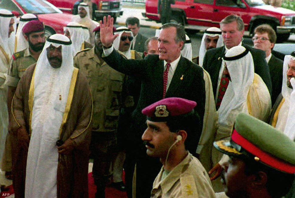 George Bush volt amerikai elnök részt vesz a kuvaiti parlament 1993. április 15-i rendkívüli ülésén