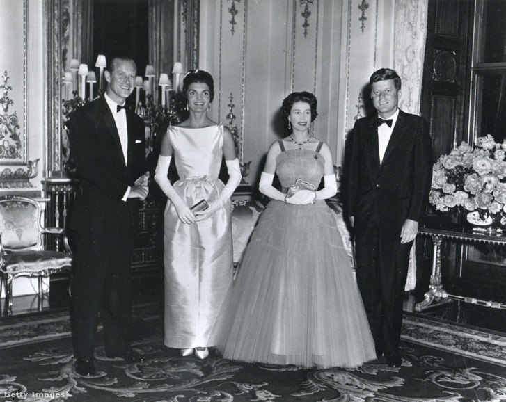John F. Kennedy amerikai elnök , felesége First Lady Jacqueline Kennedy , II. Erzsébet királynő és férje Philip edinburgh-i herceg, Londonban 1961. június 5-én.