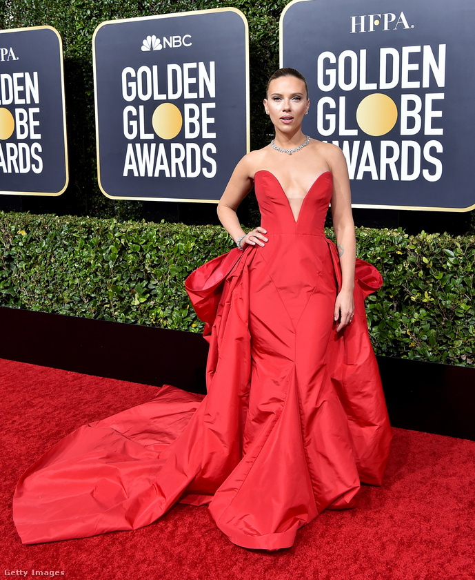 Megint pirosban! Ebben a dekoltázshangsúlyos ruhában a tavalyi Golden Globe-díjátadóra volt hivatalos.