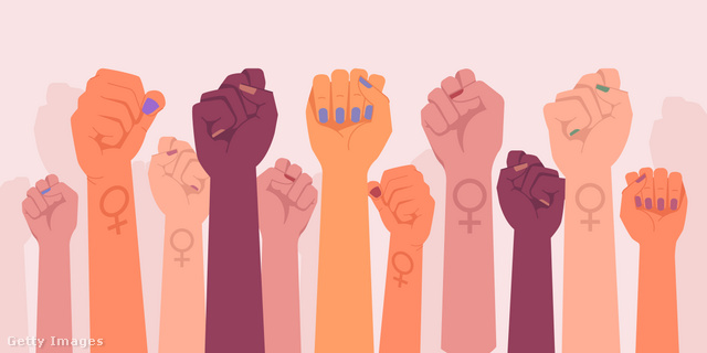 Womanist – Különböző etnikumú emberi kezek lendülnek a magasba