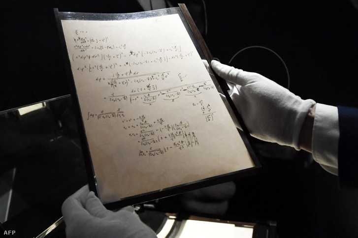 Albert Einstein kézirata a párizsi Christie's aukciósházban 2021. november 22-én.