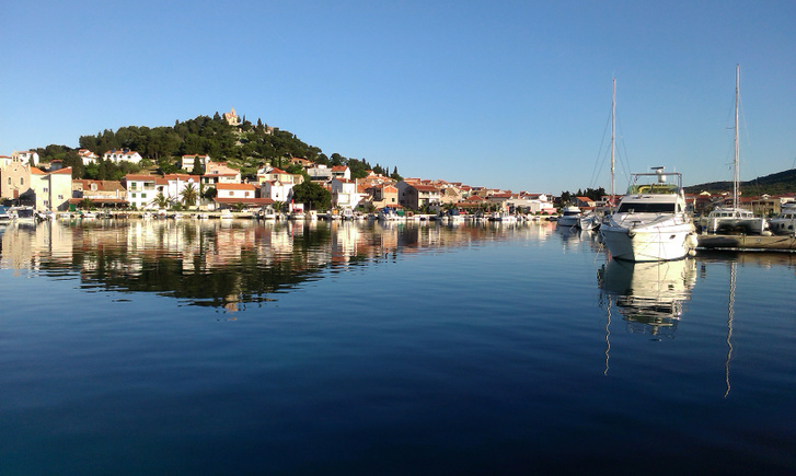 Tribunj kikötő Horvátországban