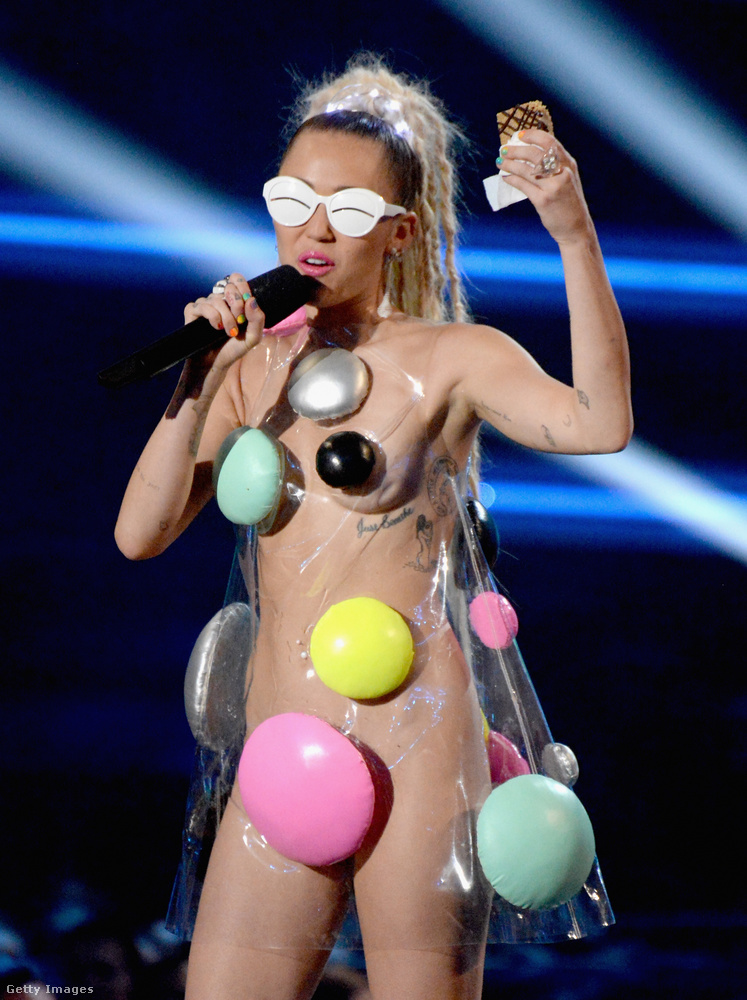 A 2015-ös MTV VMA-n több szettben pompázott, ez itt az egyik viselet, ezt a teljesen áttetsző anyagot mondjuk erős túlzás lenne ruhának nevezni