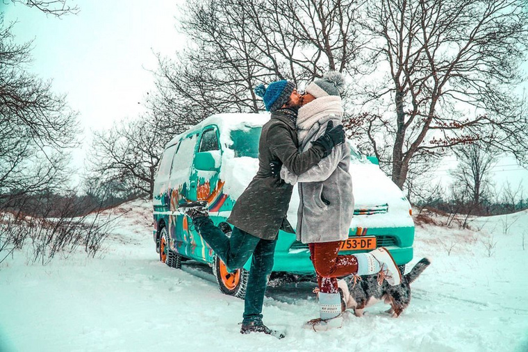 A szerelmesek hóval borított furgonjuk előtt váltottak csókot