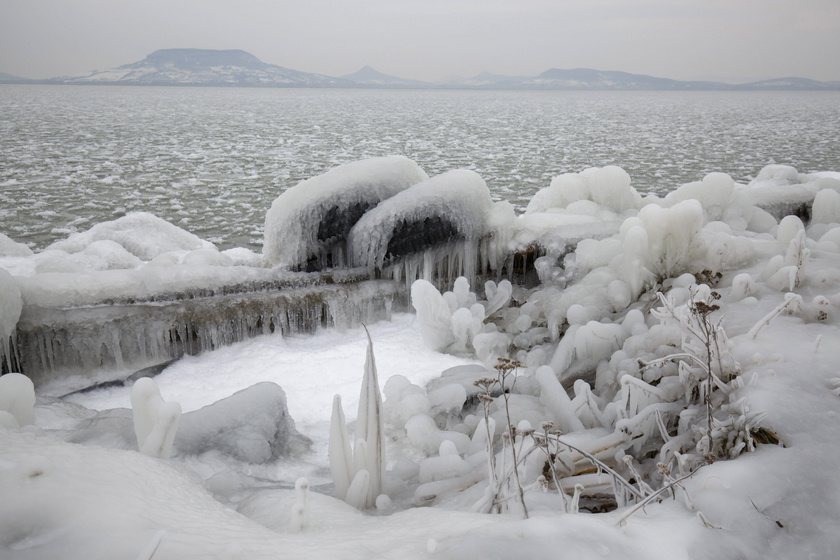 2018 februárjában Fonyódon kapták lencsevégre, ahogy a jégpáncél teljesen befedte a Balaton-partot.