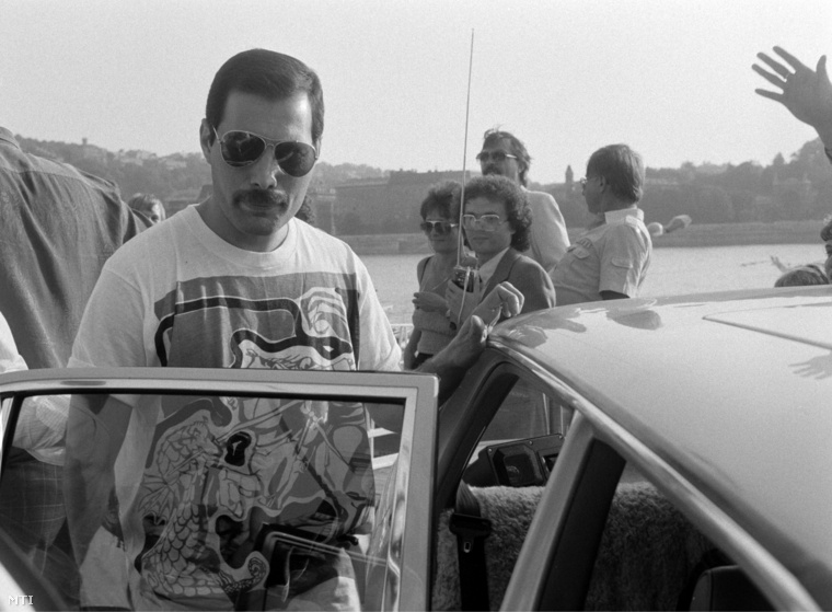 Oké, ez a kép csak nyomokban tartalmaz autót: Freddie Mercury száll be éppen egy kocsiba