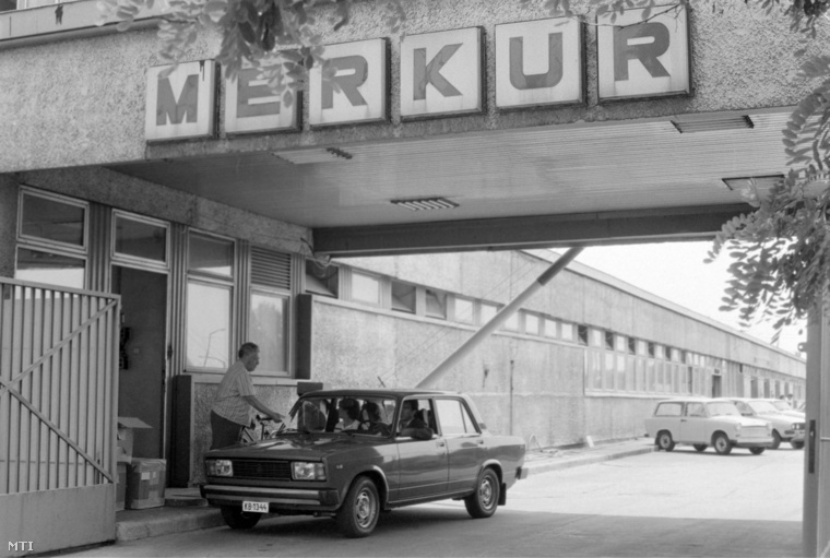 Naná, hogy 1982-ben is a Merkurnál kezdődött minden: egy 2105-ös Lada hagyja el éppen a csepeli telepet